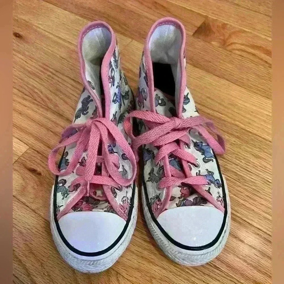Converse Chuck Taylor All Star Big Kids Size 1.5 White and pink with unicorns - Picture 1 of 5